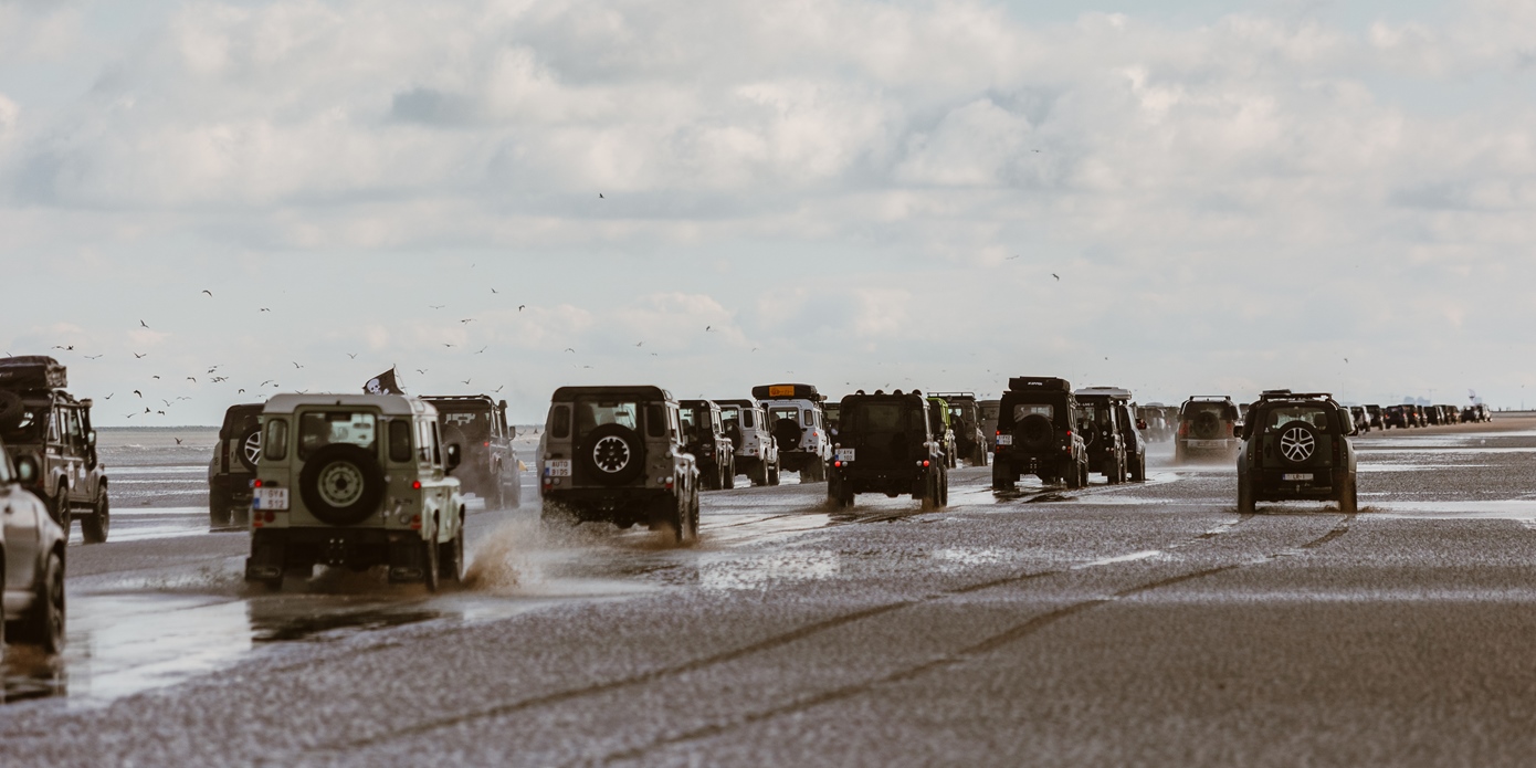 Colonne Land Rovers op het strand van De Panne